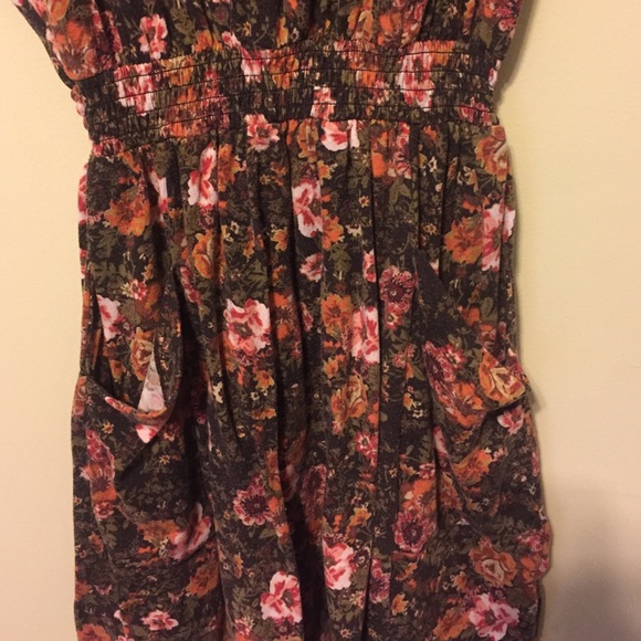 Forever 21 dress with 2 front pockets - Picture 3 of 3
