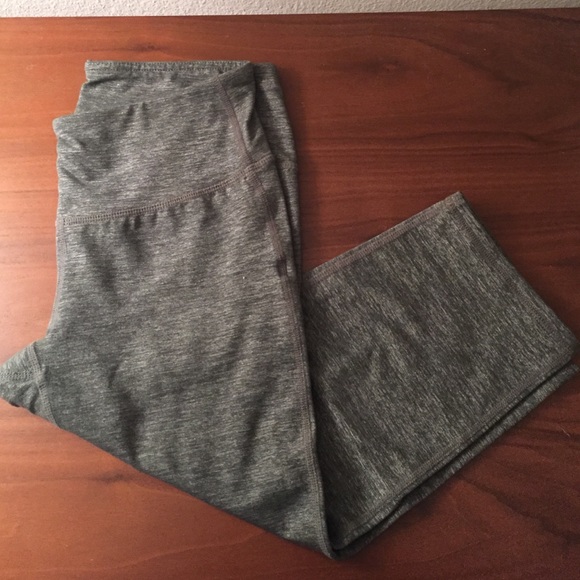 Athleta yoga crops - size small