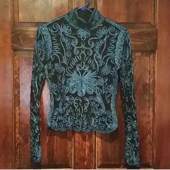 Black and shimmering details cache top