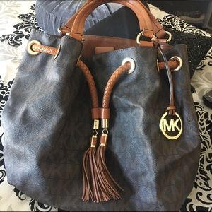 Michael Kors bag. Like new. Only worn 2-3 times.