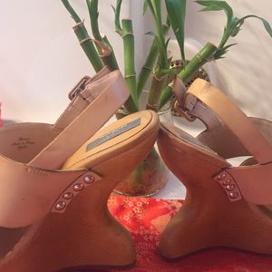 Saks Asian style platform sandals in a size 6