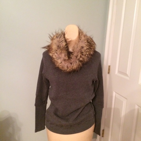 Beautiful sweater w faux fur .