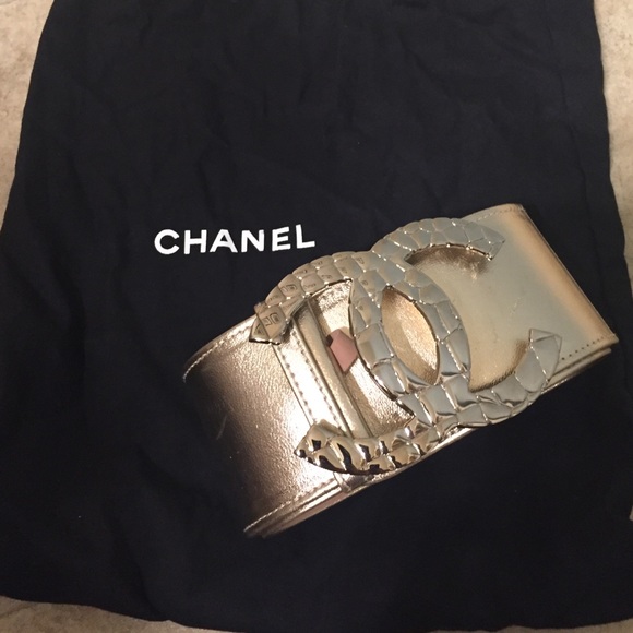 Gold Chanel belt size 70 with pouch
