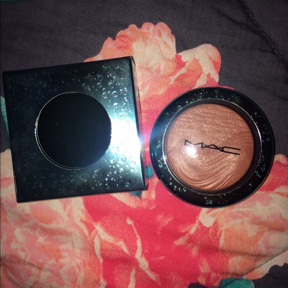 Mac alluring aquatic blush in seduced at sea