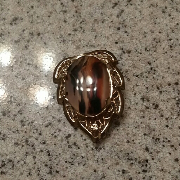 Vintage gold and brown/black toned brooch