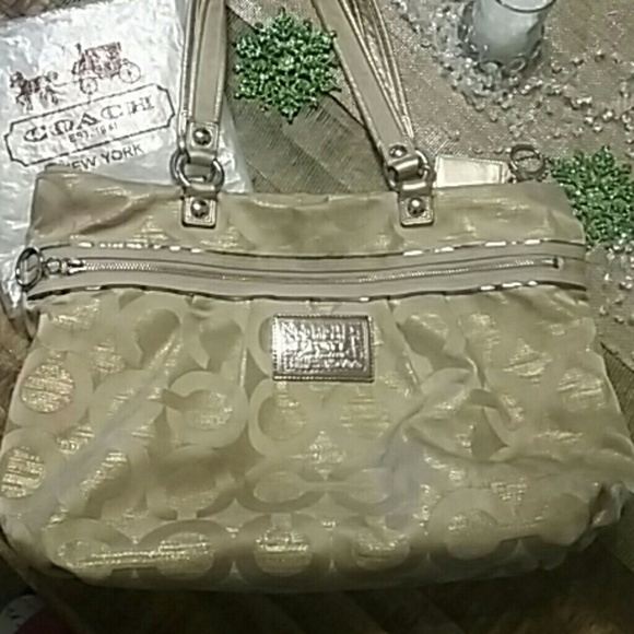 Coach Purse, this is a steal at this price!