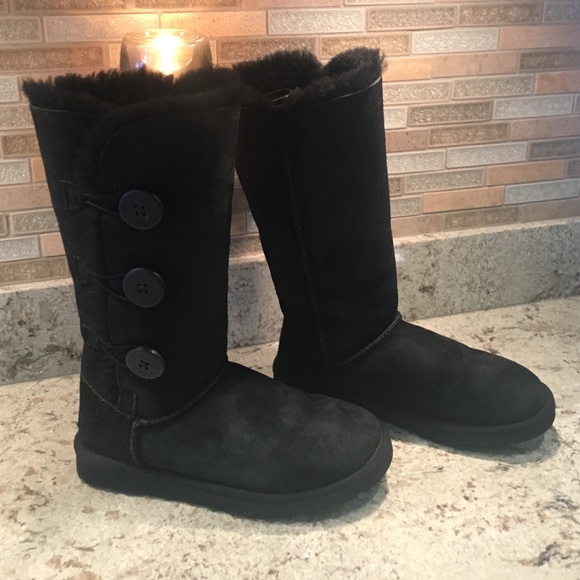 black classic uggs size 6 black classic uggs size 6