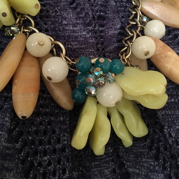 Celadon colored statement necklace - Picture 2 of 2