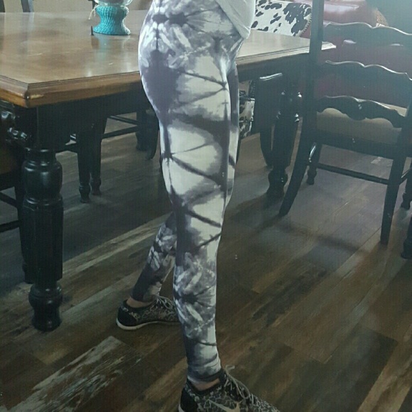 SOLD. Women's Leggings & Caged Bra Set - Picture 3 of 4