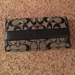 Coach sig. Jacquard Tri-Fold Wallet- Black/Brown