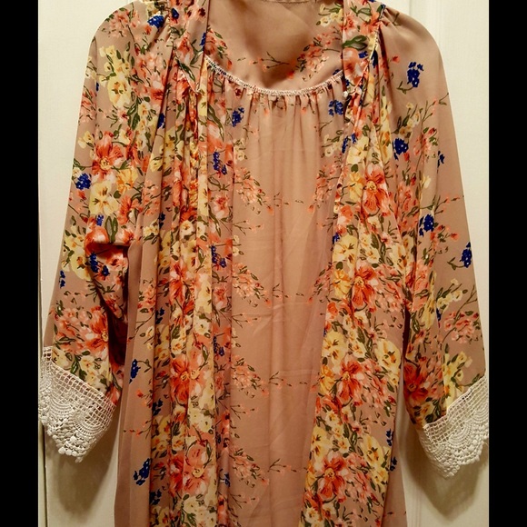 Mixmax Other - Floral Kimono with Lace. NWOT 💗