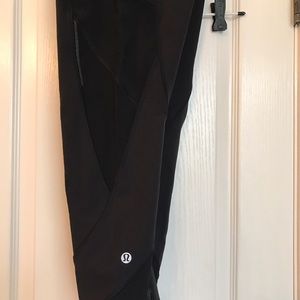 Lululemon crops size 6 black with mesh