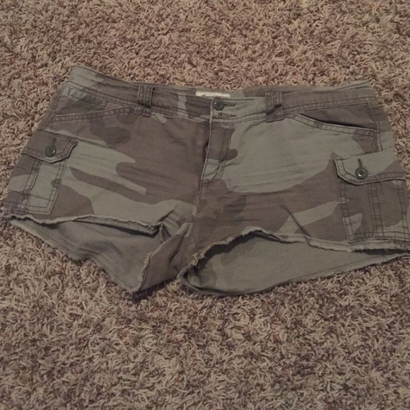 American Eagle camo shorts