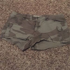 American Eagle camo shorts