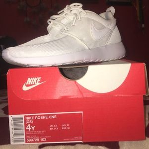 White nike roshe
