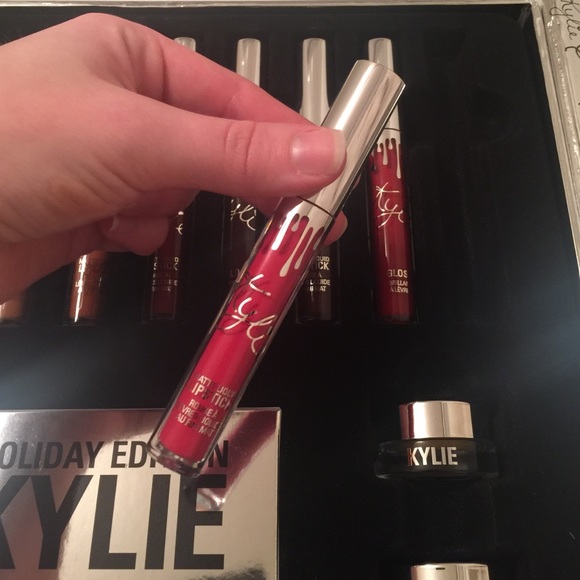Okurrr Kylie Holiday Edition! 🎁
