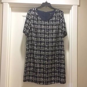 NWT, Daisy Fuentes PETITE Shift Dress W/ Sleeves