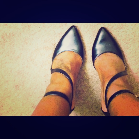 Matte Black Ankle Strap Pointed Low Heel Pumps.