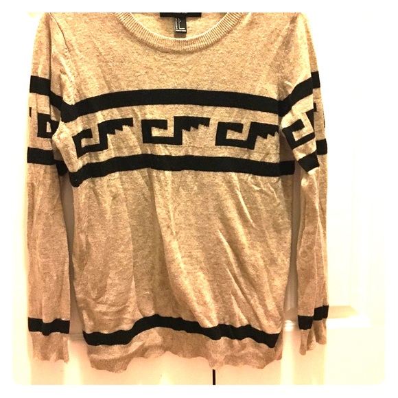 Nice causal sweater. Only worn 3 times. Very soft - Picture 1 of 3