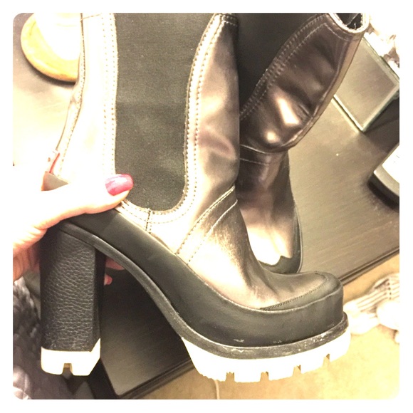 Hunter Metallic Gray & Black heeled rainboot