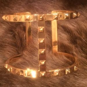 Sale‼️🎉Vince Camuto Gold Cuff Bracelet