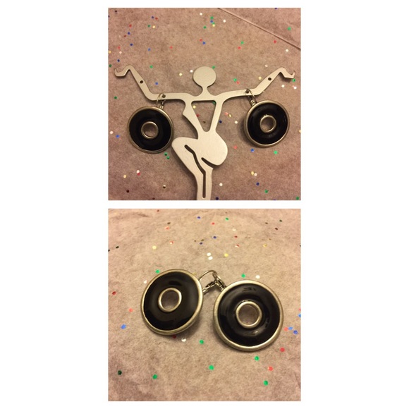 Pretty pair of black/Silver circle Earrings