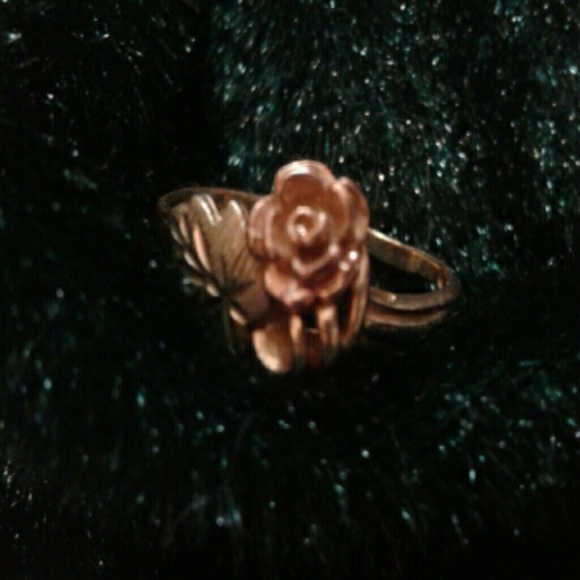 Black hills gold rose and leaf ring