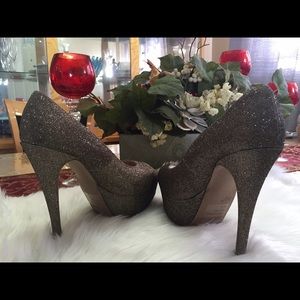 Gold sparkle, size 9 by Diva Lounge!