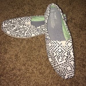 Black and white toms