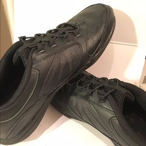 Slip-resistant Black Slip-on Sneakers