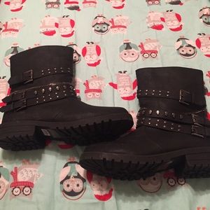 Black chain and skull boots