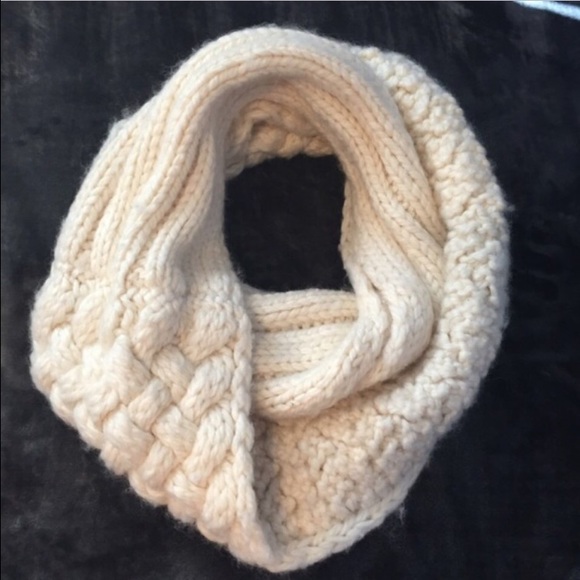 cream abercrombie scarf!!