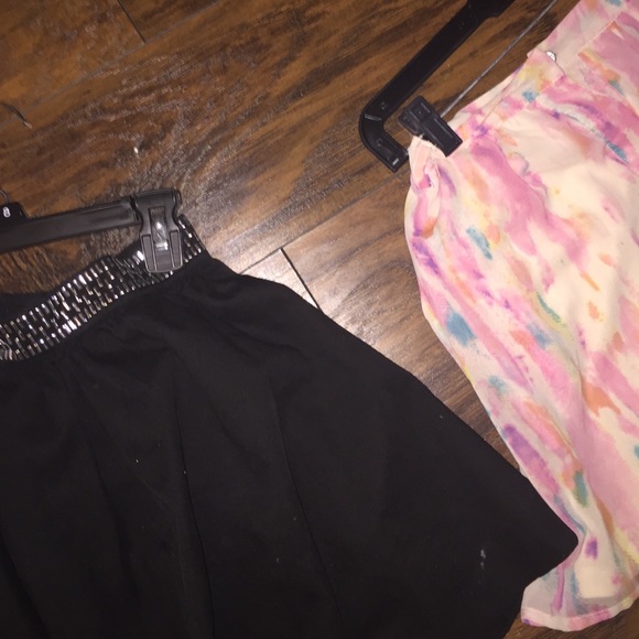 Two mini skirts - Picture 4 of 4