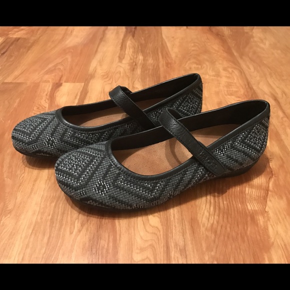 Black/gray Taos flats. Worn once!