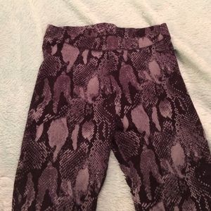 Grey snakeskin pattern cotton leggings size small.