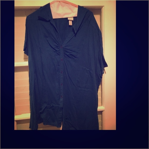Button-down short-sleeved polkadot blouse