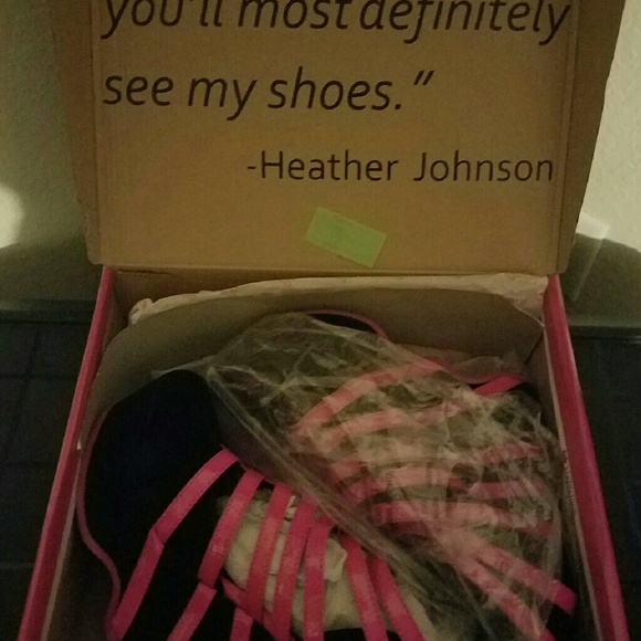 Shiek pink and black platform wedges - Picture 2 of 4