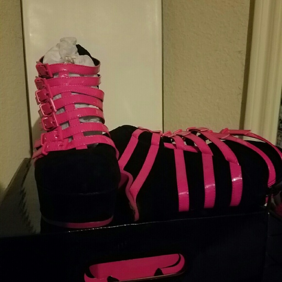 Shiek pink and black platform wedges - Picture 3 of 4