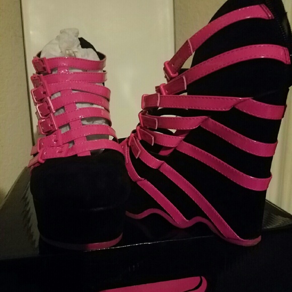 Shiek pink and black platform wedges - Picture 4 of 4