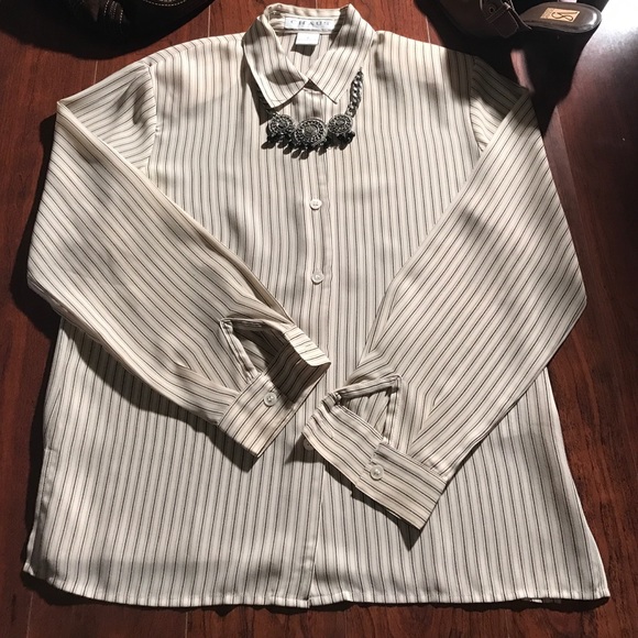 A beautiful Chaus dress shirt - Picture 3 of 4