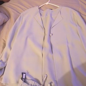 3 piece suit, size small but is very flowy!