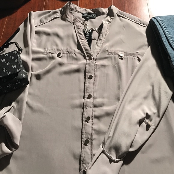NWT Beautiful gray blouse with no collar - Picture 1 of 4
