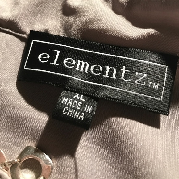 NWT Beautiful gray blouse with no collar - Picture 3 of 4