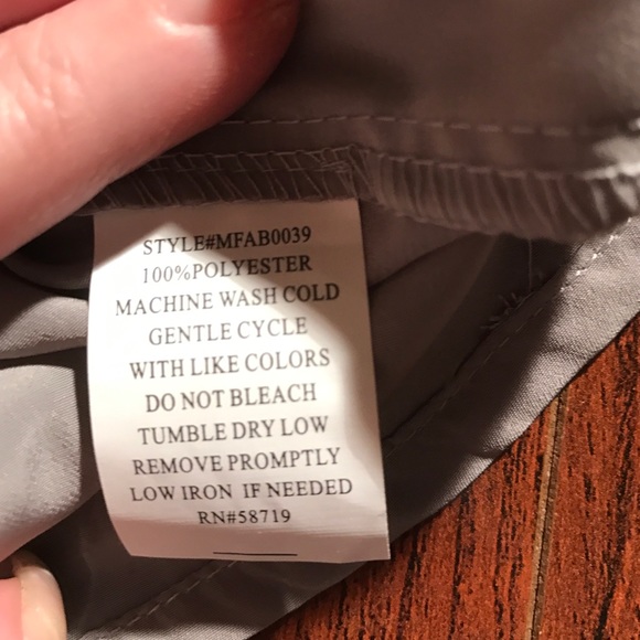 NWT Beautiful gray blouse with no collar - Picture 4 of 4