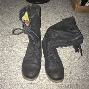 Black // tribal print combat boots 💫👢