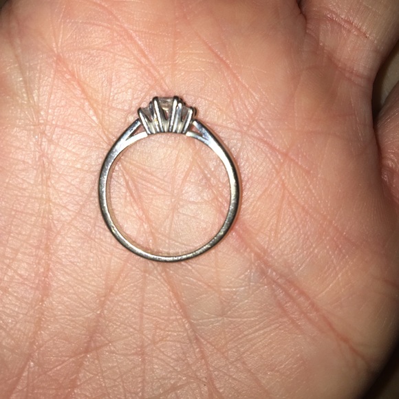 3 stone diamond ring - Picture 3 of 4