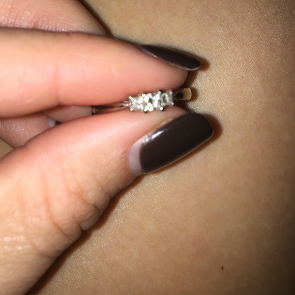 3 stone diamond ring - Picture 4 of 4