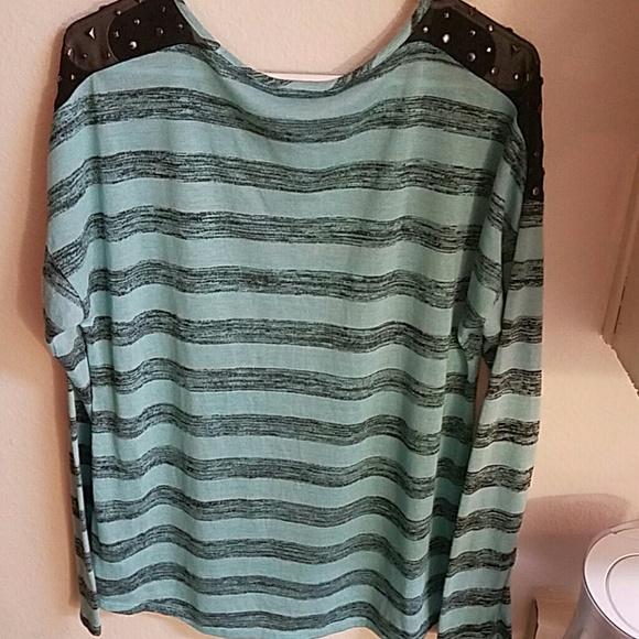 Top - Picture 2 of 3