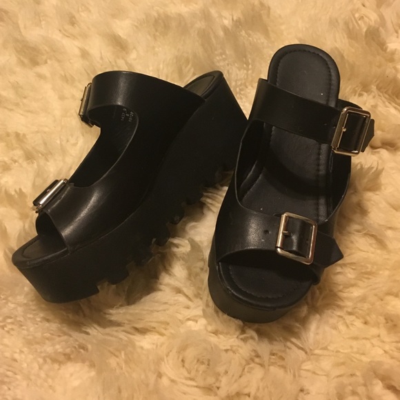 Lightly worn size 8 Cathy jean platforms