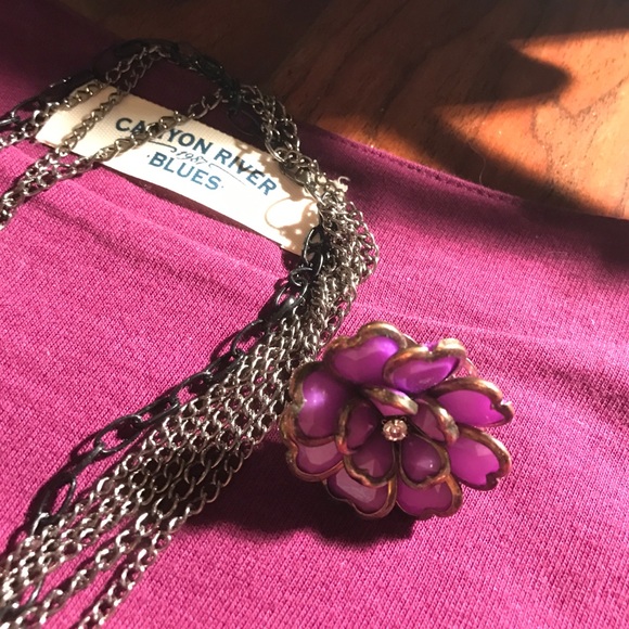 A beautiful plum blouse that will go with anything - Picture 3 of 4